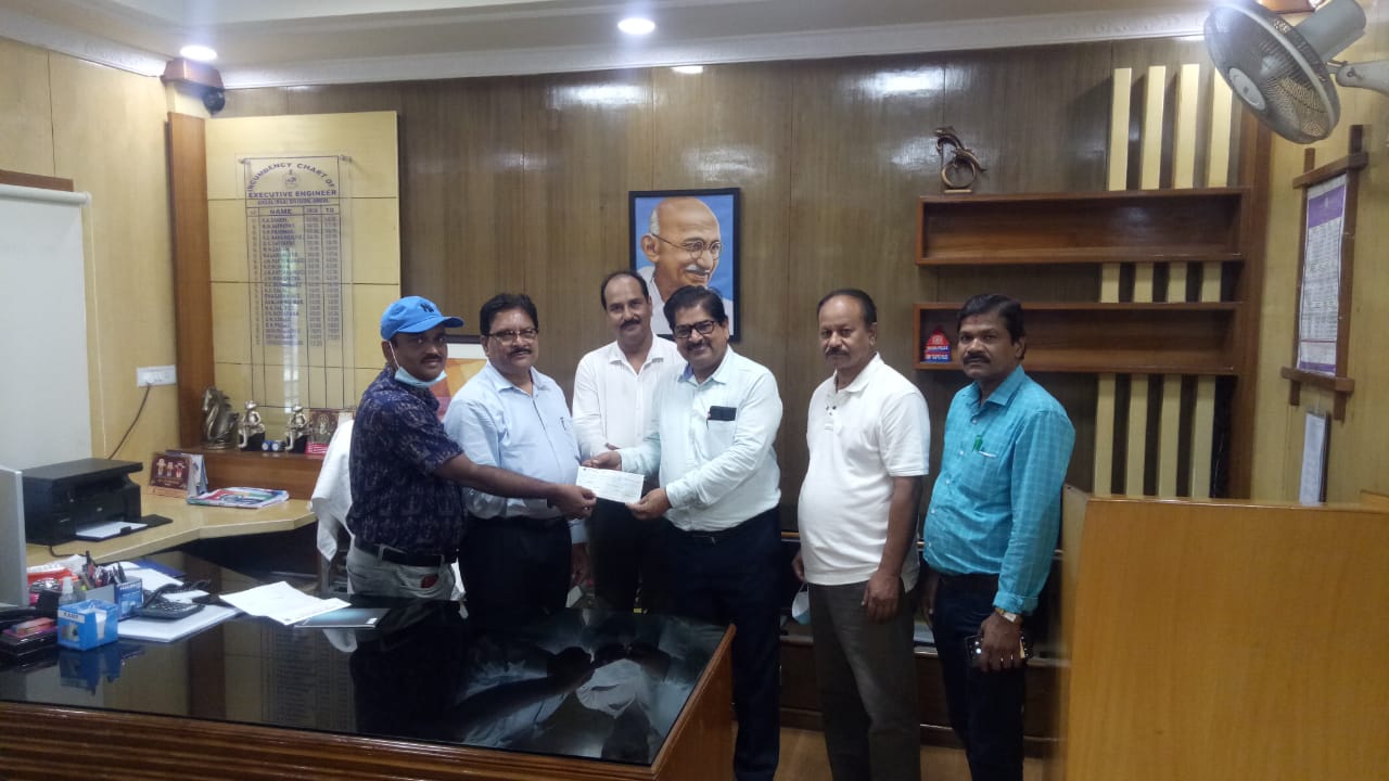 [17.06.2022] Contribution towards MO COLLEGE ABHIJAN from Superintendent Eng. Mr S. R. Nayak in the form of cheque.